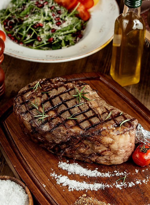 filete-parrilla-hierbas-saladas-tomate-parrilla-servido-sobre-tabla-madera.jpg