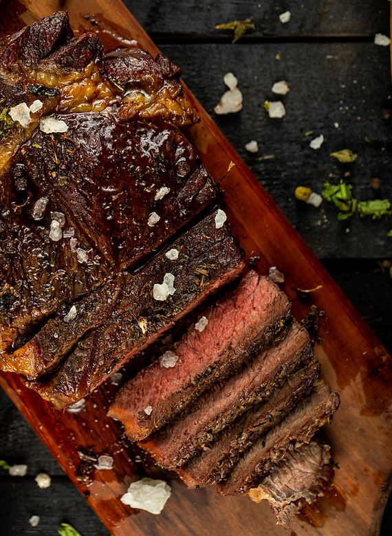 filete-carne-cruda-cocida-rodajas-sal-agregada-servida-mesa-negra.jpg
